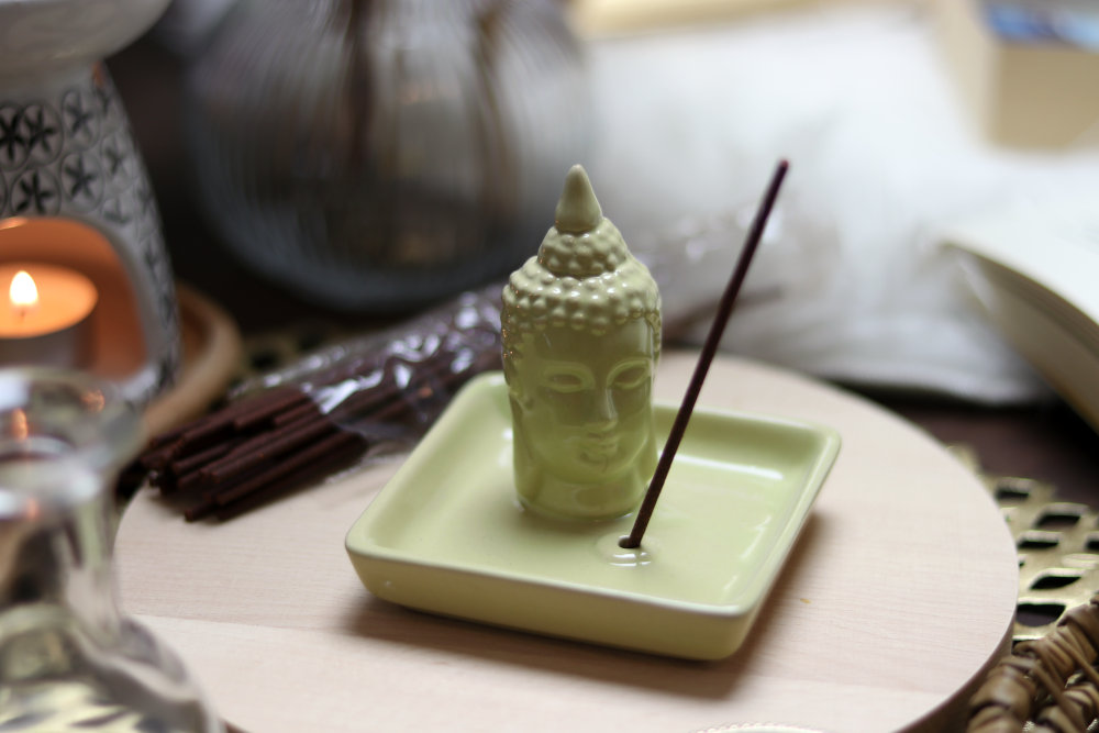 Ceramiczna podstawka na kadzidełka stożki i patyczki Tajski Budda – kremowa